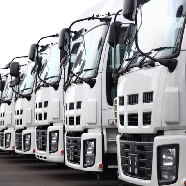 トラックが並んでいる